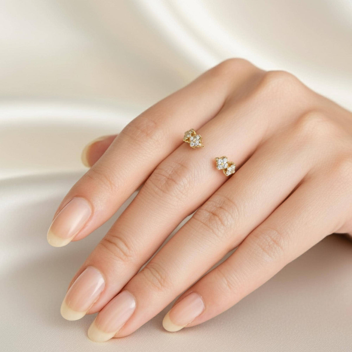 Elegant fine jewelry anniversary ring in yellow gold.